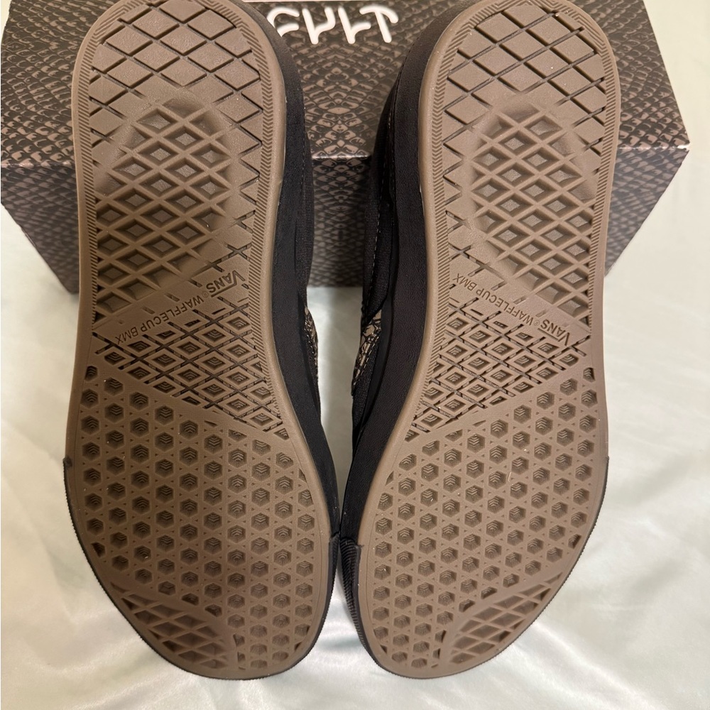 Vans Unisex Black Slip-On Shoes - Picture 2 of 4